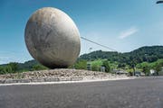 Der Kreisel beim D4 Business Village in Root. (Bild: Roger Grütter (19. Juli 2017))