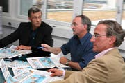 Thomas Bornhauser im Jahr 2008 in Diskussion zur Lancierung der «Zentralschweiz am Sonntag» zusammen mit Verwaltungsratspräsident Erwin Bachmann (Mitte) und Jürg Weber, Leiter Regionalmedien NZZ. (Bild: Archiv Neue LZ)