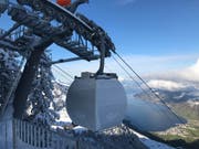Noch ist die Kabine der Luftseilbahn Kräbel - Rigi Scheidegg verhüllt. Doch schon am Samstag, 23. Dezember, nimmt sie ihren Betrieb auf. (Bild: PD)