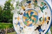 Ohne Wirkung? Dieses Bild auf dem Kernser Schulgelände symbolisiert das Miteinander verschiedener Kulturen. (Bild: Corinne Glanzmann / Neue NZ)