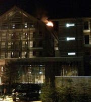 Das Feuer war im Dachstock des «The Chedi» ausgebrochen. (Bild: Facebook / Tele 1)