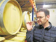 Urs Lüthy hat hartnäckig getüftelt, bis ihm ein guter Zuckerrübenschnaps gelang. (Bild: Andreas Bättig)