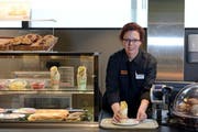 Im Migros-Restaurant in Kriens: Silvia Wälti (35) kann nach ihrem «Schlägli» wieder arbeiten und schafft mittlerweile zweieinhalb Stunden pro Tag. (Bild: Nadia Schärli / Neue LZ)