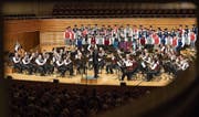 Mehrere Jodlerchöre und die Musikgesellschaft Ennetbürgen bei ihrem gestrigen Auftritt im KKL. Bild: Eveline Beerkircher (Luzern)