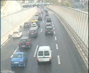 Stau auf der Autobahn A2 Richtung Süden vor dem Reussporttunnel. (Bild: Webcam)