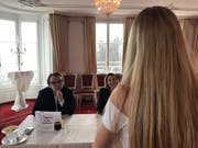 Eine Kandidatin präsentiert sich im Château Gütsch der Jury. (Bild: PD)