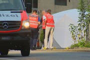 Die Polizei sicherte den Unfallort am frühen Sonntagmorgen ab. (Bild: Beat Kälin/newspictures.ch)