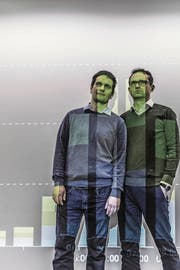 Online: Robert Bachmann (rechts, Leiter) und René Meier (stv. Leiter) richten ihren Blick täglich auf die Zugriffszahlen unserer Website. (Bild: Nadia Schärli)