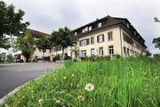 Das ehemalige Kloster Rathausen (oben) soll saniert und durch Neubauten (unten) ergänzt werden. (Bild Eveline Beerkircher/PD)