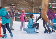 Auf dem Eisfeld herrscht ausgelassene Stimmung. (Bild: Maria Schmid (Unterägeri, 27. November 2017))