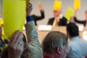 Meinungen machen und kundtun. Und etwas geben und anderes bekommen. Blick in die Versammlung einer Partei. (Bild: Keystone)