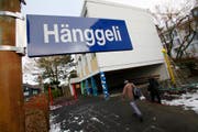 Das Schulhaus Hänggeli in Zug. (Bild Stefan Kaiser/Neue ZZ)