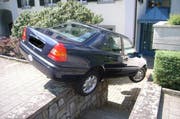 Das Auto blieb in der Luft hängen. (Bild: Kapo UR)