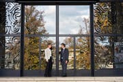 Astrid Epiney und Bernhard Ehrenzeller, beide Professoren für öffentliches Recht, vor der Universität Freiburg. (Bild: Eveline Beerkircher (2. November 2016))