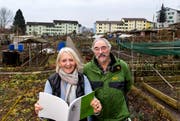 Sie haben Grund zum Feiern: Helga Christina Stalder, Präsidentin des Familiengärtnervereins Reussbühl-Littau, und Ruedi Michel, Aktuar, auf dem Areal Rothenweidli. (Bild: Eveline Beerkircher/LZ (Reussbühl, 6. März 2018))