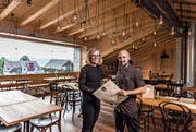 Sebastian Rensing und Katharina Käser freuen sich auf die neue Herausforderung im «Schenkoner OX’n». (Bild: Roger Grütter (20. September 2017))