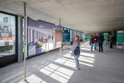 Besucher sehen sich den Rohbau des neuen «Zentrum Pilatus» in Kriens an. (Bild: Philipp Schmidli / LZ (Kriens, 28. Oktober 2017))