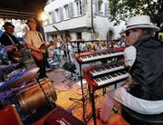 An der Jazz Night Zug herrschte gute Stimmung – im Bild die Band Biscuit Jack auf dem Schwanenplatz. (Bild: Werner Schelbert (Zug, 25. August 2017))