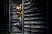 Jonny Fischer (oben) und Manu Burkart können sich oft nicht mehr erinnern, wo ihre Pointen herkamen. Vieles entsteht spontan beim Rumblödeln, wie beim Fotoshooting auf dem Zuger Stierenmarkt-Areal. (Bild: Stefan Kaiser / Neue ZZ)