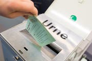 Ein Mann wirft einen Stimmzettel in einen Briefkasten. (Bild: Roger Grütter)