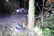 Der Unfallwagen musste mit einem Kran geborgen werden. (Bild: PD / Luzerner Polizei)