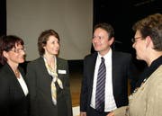 Hahn im Korb: Referent Bucheli im Gespräch. (Bild Kurt Liembd/Neue NZ)