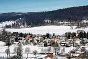 Les Verrières hat 700 Einwohner, einen Bahnhof, an dem kein Zug hält – und bald ein Zentrum für renitente Asylsuchende.Bilder: Christian Pfander/Freshfocus (15. November 2016)