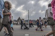 Ab 17 Uhr wurde die Seebrücke für den Verkehr gesperrt. (Bild: Nadia Schärli (Luzern, 24. Juni 2017))