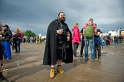 Die Show von Rammstein wollte sich Dölf Wigger nicht entgehen lassen – dem Schlamm zum Trotz. (Bild: Corinne Glanzmann / Neue LZ)