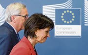 Bundespräsidentin Doris Leuthard beim gestrigen Treffen mit EU-Kommissionspräsident Jean-Claude Juncker in Brüssel. (Bild: Olivier Hoslet/EPA (Brüssel, 06. April 2017))