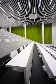 Wenn die Wirtschaftsfakultät an der Uni kommt, dann nicht vor Herbst 2016. Im Bild ein leerer Hörsaal. (Bild Pius Amrein)