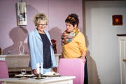 Regina Durrer (links) und Claire Häfliger bei der Hauptprobe für das Stück «Rochade». (Bild: Manuela Jans (Luzerner Zeitung))