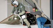 Startklar: Ein Pilot steigt in ein F/A-18-Flugzeug. Bild: Peter Klaunzer/Keystone (Payerne, 27. März)