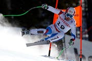 In Schräglage zum insgesamt zwölften WM-Titel in der Abfahrt für die Schweiz: Der Glarner Patrick Küng erwischt alle Schlüsselstellen auf der «Raubvogel-Piste» in Beaver Creek ideal. (Bild: Keystone / Alessandro Trovati)