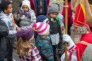 Die Kinder scharen sich um den Samichlaus. Jeder möchte sein Gedicht vortragen. (Bild Maria Schmid)