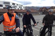 Ein Angebot der Pro Senectute des Kantons Zugs: Die Zuger Polizei zeigt Senioren den sicheren Umgang mit dem E-Bike. (Bild: PD)