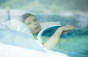 Blick in eine ungewisse Zukunft – schwere Erkrankungen wie Krebs belasten auch die Psyche der Patienten. (Bild: iStock)