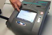 Anstatt in Promille werden die Werte neu in Milligramm pro Liter Atemluft angegeben. Das neue Gerät (im Bild) misst den Gehalt im Atem und ersetzt damit die Blutentnahme im Spital. (Bild: Eveline Beerkicher / LZ)