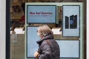 Werbebildschirme in einem Schaufenster in der Stadt Luzern. (Bild: Eveline Beerkircher/LZ (Luzern, 1. März 2018))