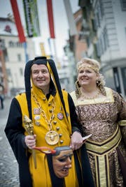 Roland Rüegg ist Heinivater der Surseer Zunft Heini von Uri. Hier ist er mit seiner Frau Barbara im Städtli Sursee unterwegs. (Bild Pius Amrein)