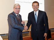 Clariant-CEO Hariolf Kottmann (links) und Huntsman-Präsident und CEO Peter R. Huntsman. (Bild: Siggi Bucher/Keystone (Zürich, 22. Mai 2017))