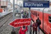 Helfer zeigen den Besuchern, die mit dem «Churchill» angereist sind, wo es lang geht. (Bild: Nadia Schärli)