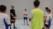 Gespannt hören die Unihockeyspieler ihrem Leiter zu. (Bild: PD)