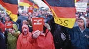 Demonstranten protestieren in Finsterwalde (Brandenburg) während einer Wahlkampfveranstaltung der CDU gegen Bundeskanzlerin Angela Merkel. (Bild: Ralf Hirschberger/DPA (6. September 2017))