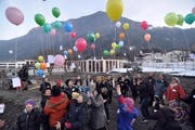 Beim Spatenstich liessen die Anwesenden farbige Luftballons in den Himmel steigen. (Bild Urs Hanhart/Neue UZ)