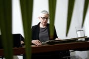 Katharina Landolf führt die Ombudsstelle des Kantons Zug. Bei ihr sind im vergangenen Jahr 141 neue Fälle und 176 Anfragen eingegangen. Mit den 10 Pendenzen aus dem Vorjahr wurden insgesamt 147 Beschwerdefälle erledigt. (Bild: Werner Schelbert (Zug, 18. April 2013))