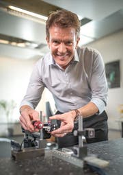 Alois Jenny demonstriert die Funktionsweise eines Linearmotors. (Bild: Roger Grütter / Neue LZ)
