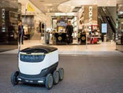 Der Lieferroboter bewegt sich im Schritttempo durch die Fussgängerzone. (Bild: Christian Merz/Keystone (Zürich, 29. August 2017))