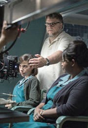 Guillermo del Toro beim Dreh mit den Schauspielerinnen Sally Hawkins (links) und Octavia Spencer. (vorne: del Toro, Hawkins, Richard Jenkins).PD