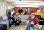 Emmer Jugendliche gamen in ihrem neuen Lokal. (Bild: Corinne Glanzmann)